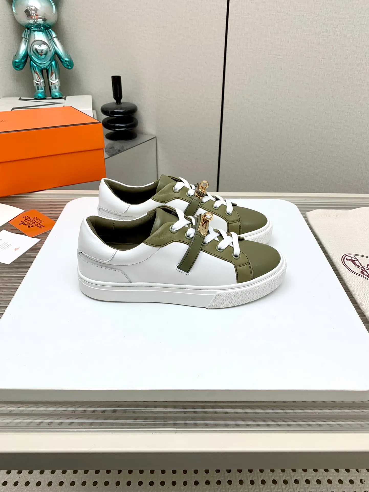 👟👟Ex-factory price 660👟👟 Men's style ➕10 (high version) Hermes classic couple model #𝐊𝐞𝐥𝐥𝐲 buckle casual white skate shoes, which will not conflict with shoes at all. Full of unknowns, Hermès rarely produces flat casual shoes and they are paired with classic palladium-plated Kelly shoe buckles! You'll fall in love with it at first sight. It's super versatile and can be worn with any skirt or pants. 🉑️Looking in with your eyes closed, it looks super noble. Fabric: Specific cowhide/canvas material. Lining: Sheepskin lining. Outsole: Original molded TPU outsole. Size: 35-45.